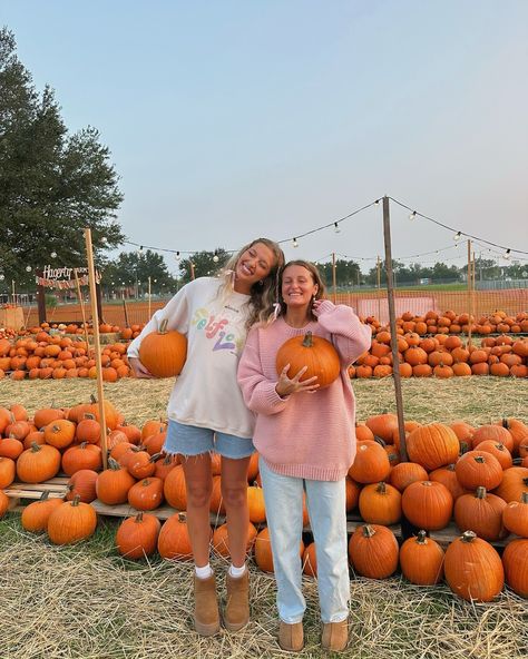 Nice to see you again, pumpkin season🎃🍂🍁🥧 So excited that October is finally here!!!🧡 Pumpkins Patch Pictures, Bsf Pumpkin Patch Pics, Pumpkin Patch Photoshoot Best Friends, Fall Photo Outfit Ideas, Cute Fall Pictures With Friends, Pumpkin Patch Photoshoot Friends, Fall Themed Photoshoot, Fall Photoshoot Friends, Aesthetic Fall Pics