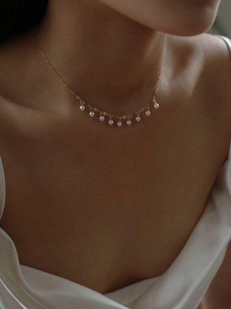 White And Gold Necklace, Gold With Pearls Necklace, Delicate Gold Pearl Necklace, Gold Jewellery Design Necklaces Simple, Simple Pearl Necklace Indian, Pearl Jewelry Design Simple, Pearl Jewelry Necklace Simple, Pearl Choker Necklace Design, Indian Pearl Necklace