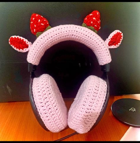 Crochet Headset Cover Free Pattern, Crochet Beats Headphone Cover, Crochet Headset Accessories, Crochet Headphone Cover Pattern, Headphone Decoration Ideas, Crochet Headset Cover, Crochet Headphone Cover, Headphones Cover, Headphone Cover