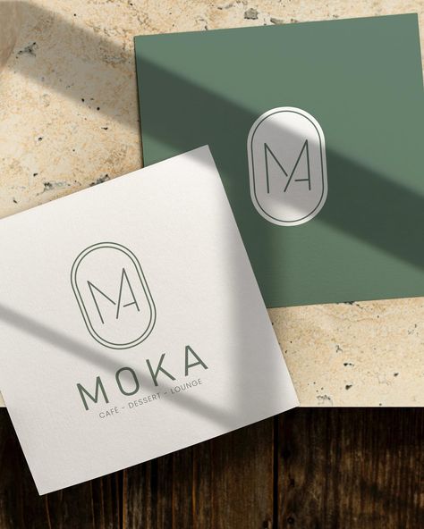 Identité de marque, slogan, univers visuel et logo - Moka 🎨 Moka, représenté par Maxime Ducollet est un salon de thé et patisserie fine à Lyon, fondé par Maxime, pâtissier de métier ☕️ Le salon de thé va proposer sur place ou à emporter différents services. L’objectif est de créer une marque reconnue dans le secteur de la pâtisserie, qui marie l’expertise de Maxime en pâtisserie fine avec l’univers du thé et du café.💯 J’ai travaillé aux côtés de Maxime, fondateur de Moka, sur : ✔️ l’élabora... Patisserie Logo, Patisserie Fine, Logo Monogramme, Un Logo, Art Logo, Branding Design, Branding, Design, Art