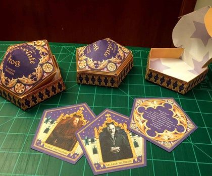 Chocolate Frog Cards, Harry Potter Motto Party, Frog Template, Harry Potter Weihnachten, Frog Cards, Frog Box, Frog Card, Harry Potter Christmas Decorations, Imprimibles Harry Potter