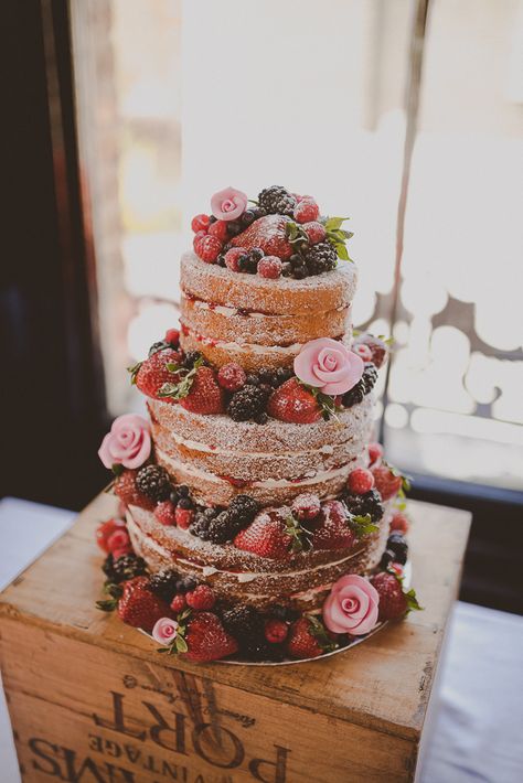 Naked Wedding Cake Ideas Sponge Bare Layer Victoria Berries Inspiration Flowers http://modernvintageweddings.com/ Berry Wedding Cake, Berry Wedding, Torte Cupcake, Naked Cakes, Wedding Cake Rustic, Victoria Sponge, Spring Wedding Flowers, Mary Berry