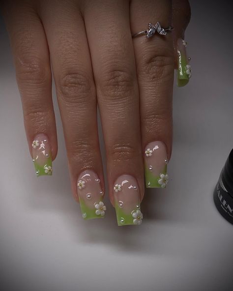 Cute Green Acrylic Nails Designs, Short Light Green Acrylic Nails, Cute Nails Sage Green, Green Baddie Nails Short, Y2k Nails Short Green, Green Nails Acrylic Y2k, Cute Short Gel X Nails, Light Green French Tip Nails Square, Green Chrome French Tip Nails Square