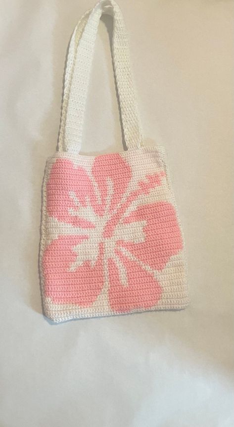 Crochet hibiscus flower tote bag with a summer boho vibe. Perfect for carrying your beach essentials or everyday items.   400 Crochet Hibiscus Bag, Crochet Hibiscus Flower, Hibiscus Flower Tote Bag, Summer Crochet Bag, Cute Totes, Crochet Summer Bag, Tote Bag Summer, Summer Purse, Flower Tote Bag