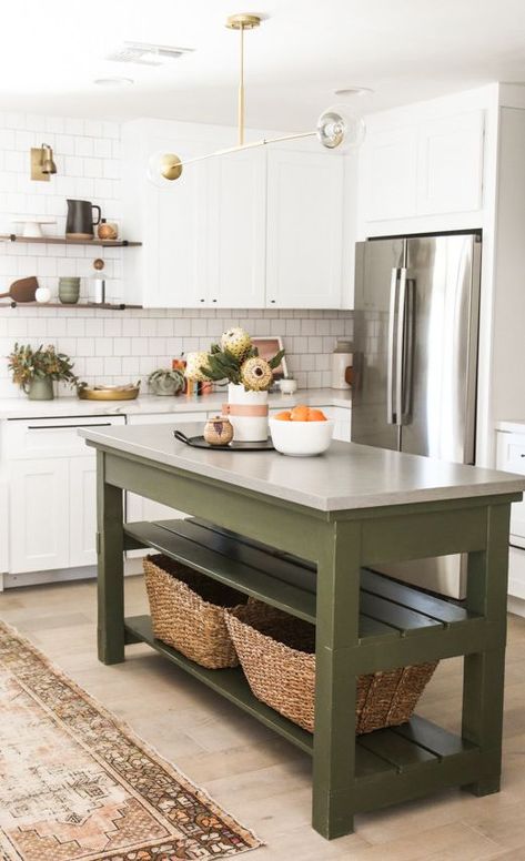 Kitchen Island Shapes, Dapur Rustic, Gorgeous White Kitchen, Green Kitchen Island, Grey Countertops, Kitchen Stand, Bright Kitchens, Kitchen Farmhouse, Unique Kitchen