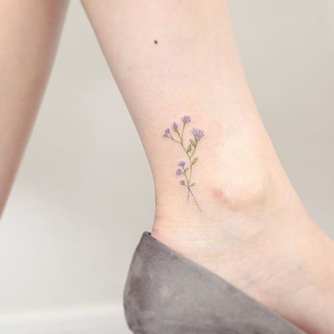 Looks a little like limonium Small Flower Tattoo, Wildflowers Tattoo, Cute Ankle Tattoos, Tattoo Ankle, Shape Tattoo, Muster Tattoos, Pattern Tattoo, Flower Tattoo Designs, Ankle Tattoo