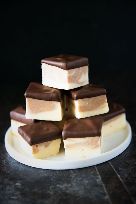 Boston Cream Pie Fudge Flavored Fudge, Boston Cream Pie Recipe, Bird's Custard, Dessert Pie Recipes, Homemade Fudge Recipes, Christmas Candies, Chocolate Custard, Oreo Balls, I Want Candy