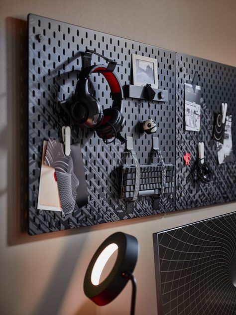 Peg Board Organization Home Office, Black Peg Board Wall, Ikea Gaming Desk, Pegboard Black, Peg Board Accessories, Black Pegboard, Ikea Pegboard, Gaming Desk Setup, Pegboard Organization