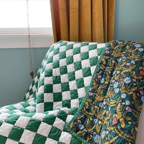 Quilts Beginners, Check Quilt, Checkerboard Quilt Pattern, Thick Quilt, Patchwork Squares Quilt, Funky Quilts, Checker Board Quilt, Bubble Quilt Pattern, Green And White Quilt