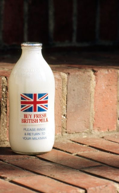 Encore un cliché sur l'Angleterre qui a presque entièrement disparu : la bouteille de lait en verre posée le matin devant chaque porte par le Milkman... Désormais, à Londres, quand on en trouve, elles sont en plastique ! British Things, English Village, British Invasion, Kingdom Of Great Britain, British Flag, Beating Heart, England And Scotland, London Town, London Calling