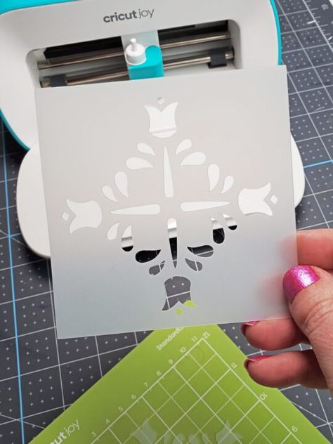 Stencil Vinyl Cricut, Cricut Beginner How To Use, Cricut Projects Unique, Cricut Stencils Templates Free, Cricut Inspiration Projects, Cricut Joy Cards Ideas, Beginner Cricut Maker Projects, Free Cricut Projects Beginner, Cricut Drawing Projects