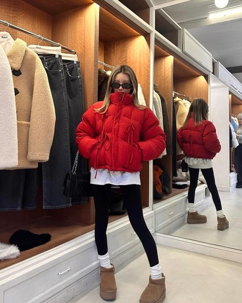 Red Winter Jacket Outfit, Red Puffer Coat Outfit, Red Puffer Jacket Outfit Street Styles, Red Puffer Jacket Outfit, Football Game Fits, Puffer Coat Outfit, Chav Outfits, Puffer Outfit, Red Puffer Coat