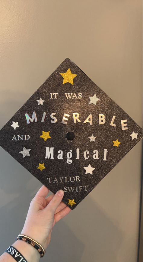 Picture Graduation Cap, Graduation Taylor Swift, Grad Cap Designs Taylor Swift, Easy Grad Cap Ideas, Grad Cap Inspo Taylor Swift, Graduation Cap High School, Grad Cap Ideas Song Lyrics, Taylor Swift Grad Cap Ideas, Taylor Swift Inspired Graduation Caps