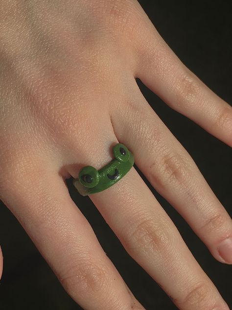 Clay Frog Ring, Diy Clay Rings, Clay Frog, Frog Ring, Pottery Ring, Clay Rings, Aesthetic Rings, Green Diy, Diy Aesthetic