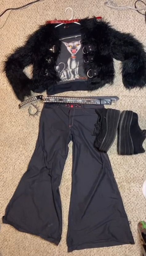 Mall Goth Winter Outfit, Mall Goth 90s Outfits, Goth Winter Outfits Cold, Emo Clothes 2000s, Goth Christmas Outfit, Winter Goth Outfits, Mallgoth Outfits, Mall Goth Outfits, 90s Mall Goth