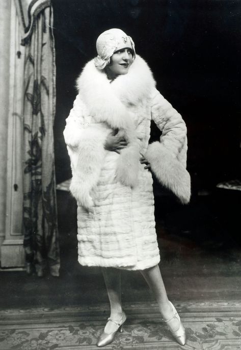 Fur coats and short heels were a popular accessory for women in the 1920s. Charleston Dance, Twenties Fashion, Flapper Girls, The Jazz Singer, Josephine Baker, Louis Armstrong, Roaring Twenties, London Underground, Russian Fashion