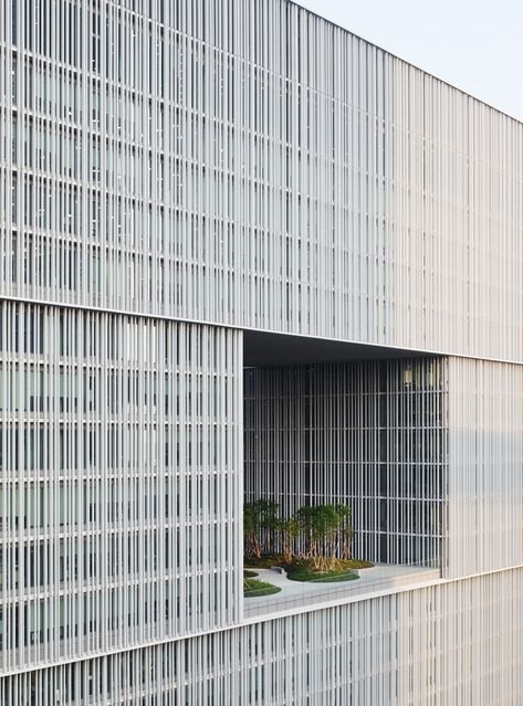 Gallery of Amorepacific Headquarters / David Chipperfield Architects - 11 David Chipperfield Architecture, Chipperfield Architecture, Architecture Art Nouveau, David Chipperfield Architects, David Chipperfield, Office Architecture, Metal Facade, Amore Pacific, Curtain Wall