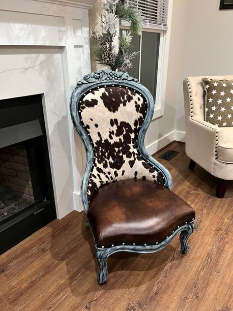 Redone with man made leather and cowhide. Cowhide Furniture Diy, Victorian Chairs, Western Decorations, Western Diy, Southwestern Furniture, Noel Decor, Southwest Furniture, White Bison, Cowhide Decor