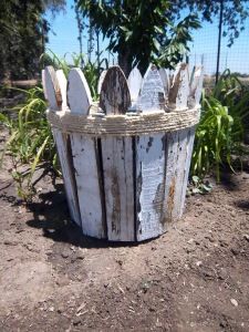 DIY picket fence planter @Karen Jacot Jacot Jacot Jacot Nelson this looks like something you would like Diy Picket Fence, Picket Fence Crafts, Fence Planters, Creative Planter, Fleurs Diy, Diy Fence, Fence Decor, Have Inspiration, Backyard Fences