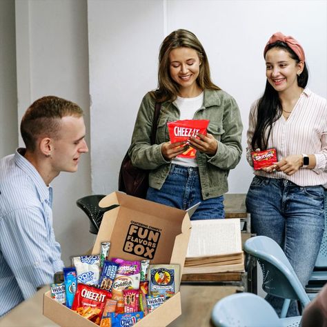 College 101: 7 Tips to a successful freshman year I think Number 8 is a Fun Flavors Box College Care Package #funflavorsbox #collegecarepackage #snackbox Healthy Food Gifts, Premium Snacks, Sampler Box, Lunch Box Snacks, Snack Gift, College Care Package, Chocolate Snacks, Retro Candy, Candy Gift Box