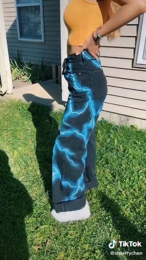 Lightning Pants Diy, Cool Designs To Paint On Pants, Painted Jean Ideas, Pants Custom Paint, Painting Clothes Aesthetic, Paint Jeans Diy, How To Paint Jeans, Ideas Para Pintar Pantalones, Custom Jeans Aesthetic