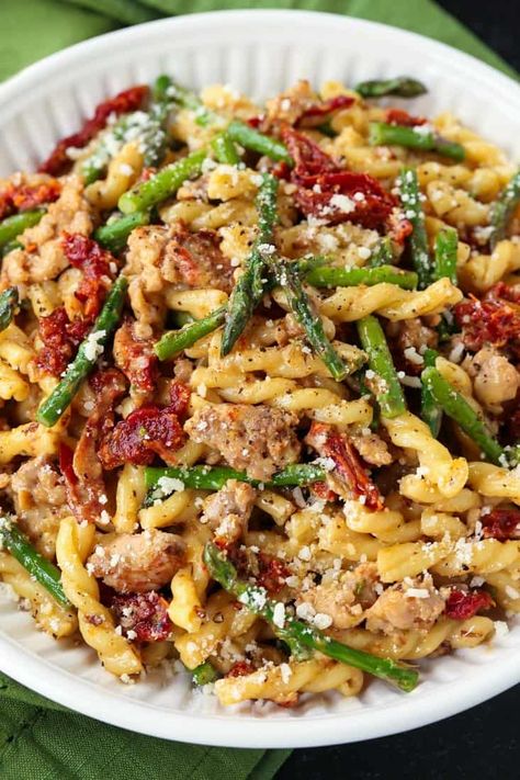 Pasta Recipes White Wine, Gemelli Pasta Recipes, Leftover Corned Beef Recipes, Sausage And Asparagus, Asparagus Pasta Recipes, Gemelli Pasta, Grilled Asparagus Recipes, Sausage Pasta Recipes, Italian Sausage Pasta