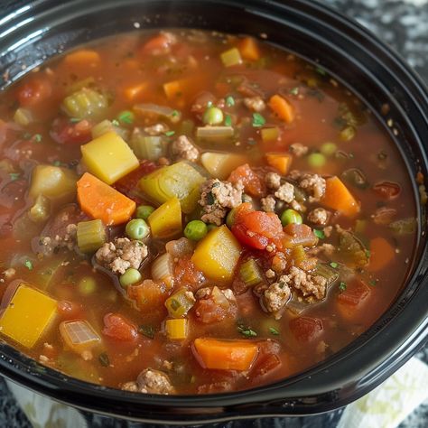 How to Make a Healthy Hamburger Slow Cooker Soup Slow Cooker Hamburger Soup, Classic Hamburger, Vegetable Slow Cooker, Healthy Hamburger, Hamburger Soup, Cheeseburger Soup, Comfort Soup, Small Pasta, Beef Stew Recipe