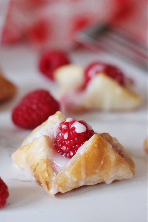 Who can resist these cute little puff pastry bundles full of raspberry cream cheese, baked to golden perfection, then topped with a fresh raspberry and a delicious glaze. It's such a show stopper, but really couldn't be easier, thanks to Schär's gluten free puff pastry. It is such an amazing product that produces flaky, delicious pastries and makes this special dessert out of this world! Raspberry Cream Cheese Pastry, Raspberry Puff Pastry Desserts, Puff Pastry Bundles, Cream Cheese Puffs, Puff Pastry Pinwheels, Cream Cheese Puff Pastry, Raspberry Cream Cheese, Cream Cheese Pastry, Gluten Free Puff Pastry