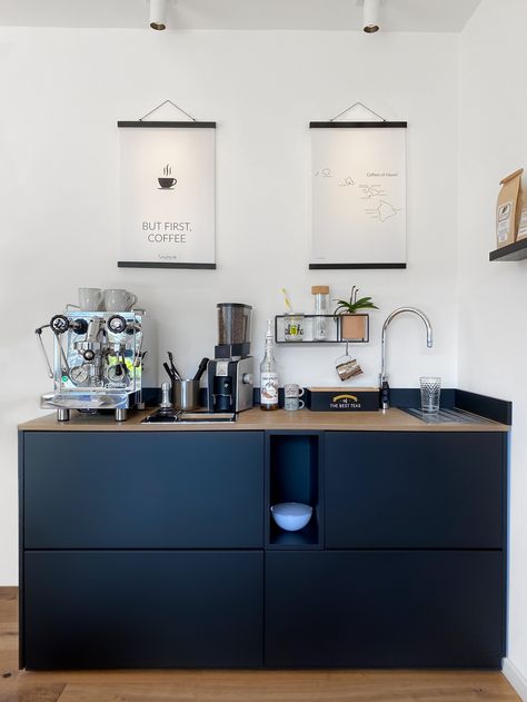 Coffee-Bar aus Ikea Möbeln - DOO Industrial Coffee Station, Ikea Besta Bar, Ikea Coffee Bar Hack, Ikea Besta Kitchen, Ikea Coffee Corner, Ikea Coffee Station, Coffee Sideboard, Coffee Bar Ikea, Coffee Bar Corner