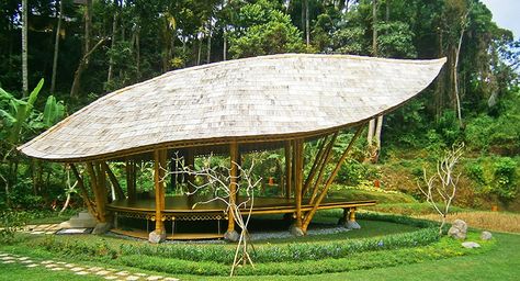 Ibuku's Yoga Pavilion at the Four Seasons Resort Bali at Sayan is a beautiful, leaf-shaped structure made of bamboo. Yoga Pavilion, Bamboo Sculpture, Garden Pavillion, Bamboo Roof, Bamboo Building, Bamboo Structure, Bamboo Architecture, Four Seasons Resort, Bamboo House