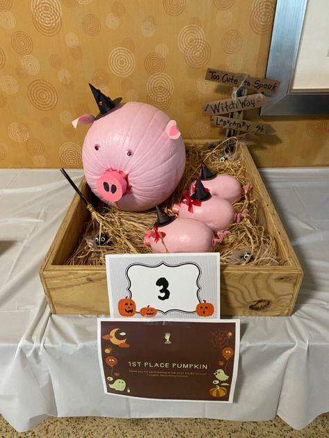 1st place Halloween pumpkin decorating contest pigs Pig With Piglets Pumpkin, Pig Pumpkin Painting, Pig Pumpkin, Creative Pumpkin Decorating, Pumpkin Decorating Contest, Pig Painting, Pumpkin Contest, Train Pumpkin Carving, Pumpkin Decorations