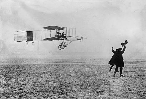 oisin-Farman I On Jan. 13, 1908, French aviator Henri Farman won the Grand Prix d’Aviation for the first circular flight of more than 1 km (0.6 mile). Wilbur Wright, Wright Brothers, Historical Moments, Interesting History, Pearl Harbor, Historical Photos, Old Pictures, American History, Old Photos