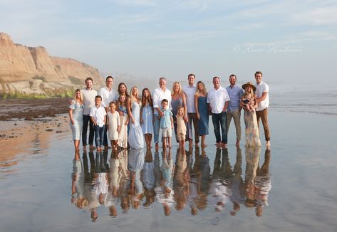 Large Family Photo Shoot Ideas Lake, Large Family Photoshoot Beach, Beach Big Family Photos, Big Family Beach Photos, Family Photos On The Beach Ideas, Large Family Beach Photos Color Schemes, Large Family Photo Shoot Ideas Beach, Beach Large Family Photos, Big Family Beach Pictures