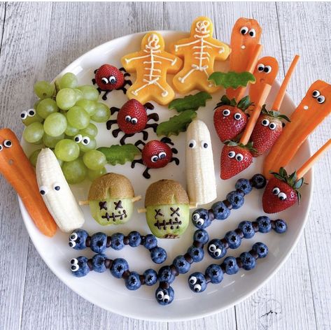 Pelottava Halloween, Halloween Breakfast, Healthy Halloween Treats, Halloween Fruit, Fun Halloween Food, Kid Friendly Halloween, Easy Halloween Food, Food Art For Kids, Halloween Food Treats