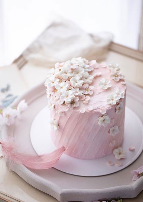 If you’re a total buttercream lover, you will enjoy and be inspired by these pretty buttercream cakes with a modern spin created by Maison Olivia. They’re... Wedding Cake Floral, Flower Cake Design, Cake Floral, Sweet Temptation, Buttercream Flower Cake, Buttercream Cake Decorating, Elegant Birthday Cakes, Floral Wedding Cake, Simple Cake Designs