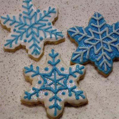 Decorate Cookies With Royal Icing, Cookie Decorating Techniques, Christmas Decorated Cookies, Olaf Birthday, Cookie Factory, Snowflake Cookie, Decorate Cookies, Frozen Party Ideas, Cookies With Royal Icing