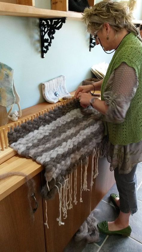 Peg Loom Rug, Peg Loom Weaving Projects, Peg Weaving, Diy Weaving Projects, Peg Loom Weaving, Peg Looms, Diy Loom, Weaving Patterns Loom, Alpaca Rug