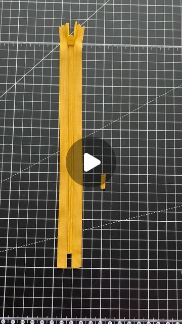 How To Sew A Zipper By Hand, Shortening A Zipper, Sew Zipper Tutorial, Sewing Invisible Zipper, Zipper Sewing Tutorial, Sewing Zippers, Zipper Tutorial, Zipper Repair, Sew Zipper