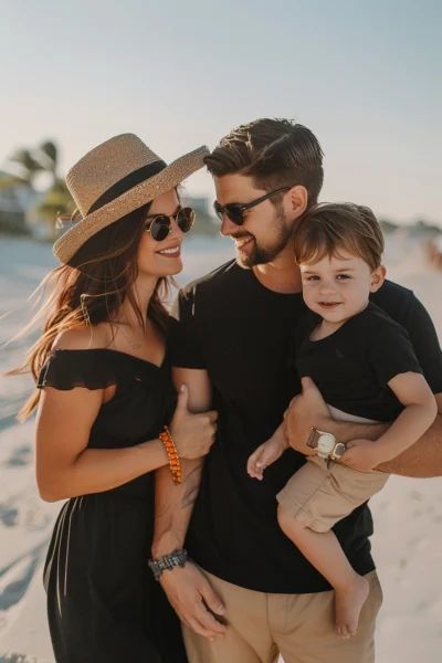 Family Outfits Beach Pictures, Family Beach Pictures Outfits Black, Family Beach Photos Poses, Beach Family Pictures Outfits, Fall Beach Photoshoot Family, Casual Beach Family Photos, Winter Beach Family Photos, Fall Beach Pictures, Beach Family Photos Outfits