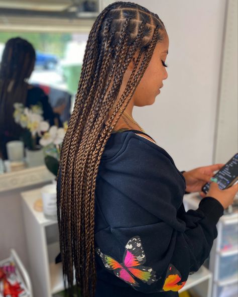 Medium Knotless Braids With Highlights, Sm/med Knotless Braids, Knotless Braids Medium, Medium Knotless Braids, Medium Knotless, Knotless Braid, Mixed Girl, Braiding Styles, Braids Styles