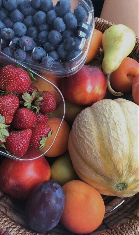 Fruit Basket Aesthetic, Basket Picnic, Picnic Aesthetic, Fruit Basket, Fruit, Drinks