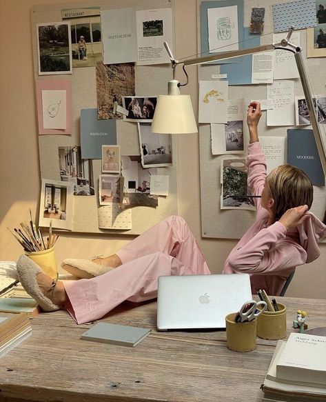 90s Office Aesthetic, University Room, Outfit Stockholm, Hair Room, Academia Bedroom, Studying Art, University Outfits, Goals 2024, Student Aesthetic