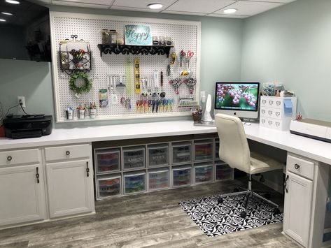 Office look? Basement Craft Rooms, Sewing Room Design, Dream Craft Room, Craft Room Design, Sewing Room Organization, Diy Craft Room, Scrapbook Room, Craft Room Decor, Office Crafts