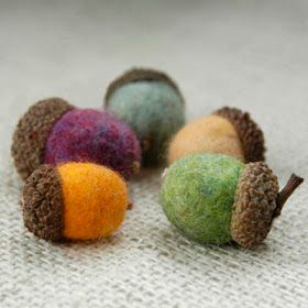 Felted Wool Acorns, Tovad Ull, Felted Acorns, Acorn Ornaments, Acorn Crafts, Needle Felting Diy, Needle Felted Christmas, Felted Wool Crafts, Needle Felting Tutorials