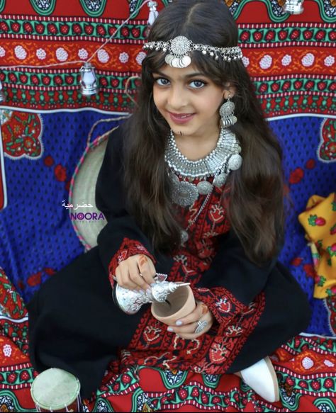 Yemeni Traditional Clothes, Iraq Traditional Clothing, Yemeni Culture, Yemeni Culture Aesthetic, Arab Culture Aesthetic Women, Yemeni People, Yemeni Clothes, South Yemen, Indian Bride Outfits