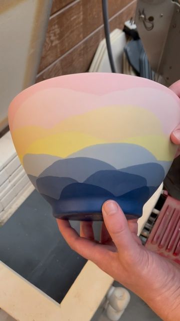 Diy Bowl Painting Ideas, Sunrise Pottery Painting, Gradient Pottery Painting, Paint Bowls Ideas, Underglaze Designs Ceramic Art, Paint Your Own Bowl Ideas, Modern Pottery Painting, Soup Bowl Painting Ideas, Painting A Bowl Ideas