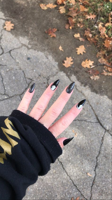 Acrylic Nail Designs Ghost, Ghost On Black Nails, Black Nails White Ghost, Matte Black Nails With Ghost, Bats And Ghosts Nails, Matte Black Ghost Nails, Ghost Accent Nail, Black And White Ghost Nails, Black Nails With Ghost