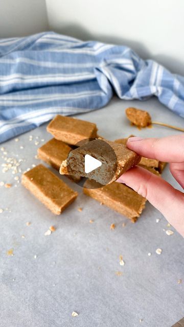 Claire Hodgins on Instagram: "COPYCAT PERFECT BARS 🍯🥜

Perfect bars are SO delicious, but why buy one bar when you can make a whole batch!? These are so simple to make and are perfect for a high protein sweet snack! 

My all time favorite protein powder is @promix whey protein in the flavor Madagascar Vanilla. I use it in all of my healthy baking recipes! I love it because it has natural, clean ingredients and tastes amazing 🙌 

You can use the code ✨CLAIRE✨ to save 15% on all Promix orders! 

What you need:
- 2 cups oats 
- 1/2 cup @promix vanilla whey protein powder 
- 1/2 tsp salt 
- 1/2 cup natural peanut butter
- 1/4 cup honey 
- 1 tsp vanilla extract 
- 1/3 cup almond milk or water 

How to make it:
- Blend oats into a fine oat flour.
- Add oat flour, protein powder and salt to a Claire Hodgins, Perfect Bars, Protein Bars Homemade, High Protein Desserts, Clean Snacks, Protein Bar Recipes, Healthy Baking Recipes, Protein Desserts, Madagascar Vanilla