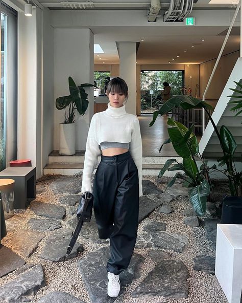 Sweater Outfits Korean, Baggy Black Pants, Baggy Sweater Outfits, Cropped Sweater Outfit, Fashion Style Aesthetic, Mode Purple, White Cropped Sweater, Style Aesthetic, Crop Sweater