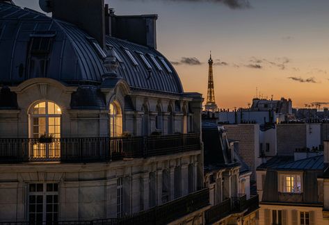 Paris Aesthetic Wallpaper, Evening In Paris, History Of Art, A Beautiful Life, Paris Aesthetic, The Eiffel Tower, Beautiful Life, Aesthetic Wallpaper, Eiffel Tower